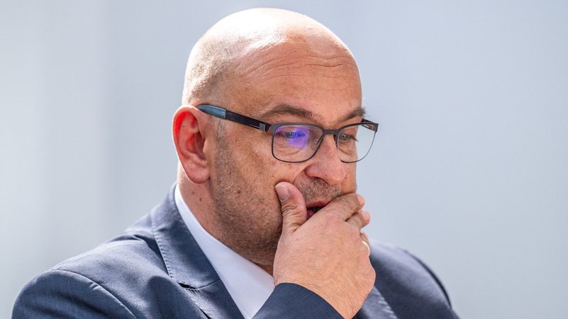 Nach BR-Recherchen nahm die bayerische AfD unter Führung von Landeschef Protschka immer wieder Rechtsextremisten in die Partei auf. | Bild: picture alliance Nach BR-Recherchen nahm die bayerische AfD unter Führung von Landeschef Protschka immer wieder Rechtsextremisten in die Partei auf.