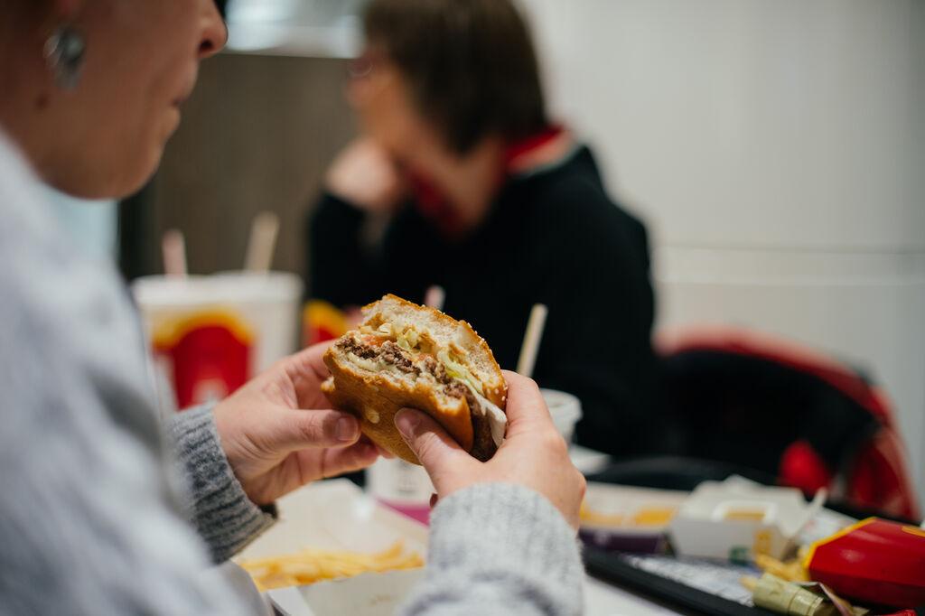 Ein angebissener Burger 