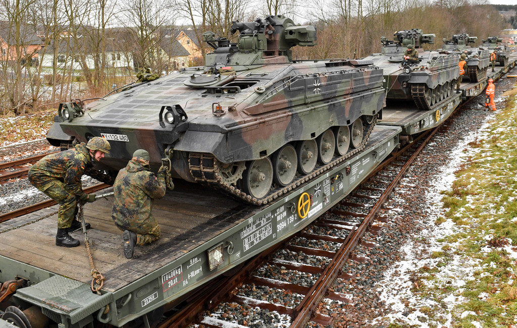Soldaten des Panzergrenadierbataillons 371 aus dem sächsische Marienberg verladen Schützenpanzer "Marder" auf Güteranhänger der Eisenbahn.