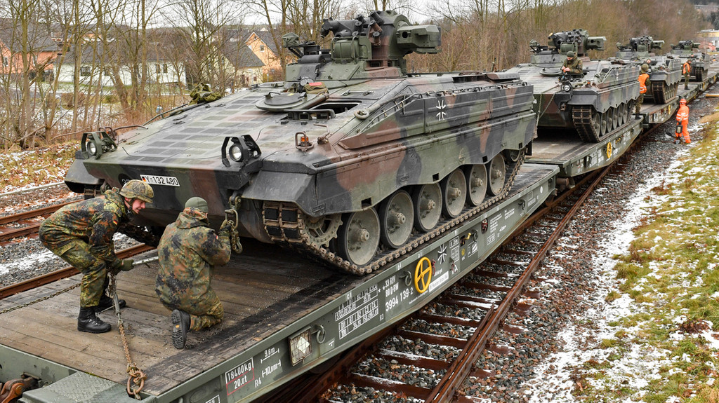 Soldaten des Panzergrenadierbataillons 371 aus dem sächsische Marienberg verladen Schützenpanzer "Marder" auf Güteranhänger der Eisenbahn.