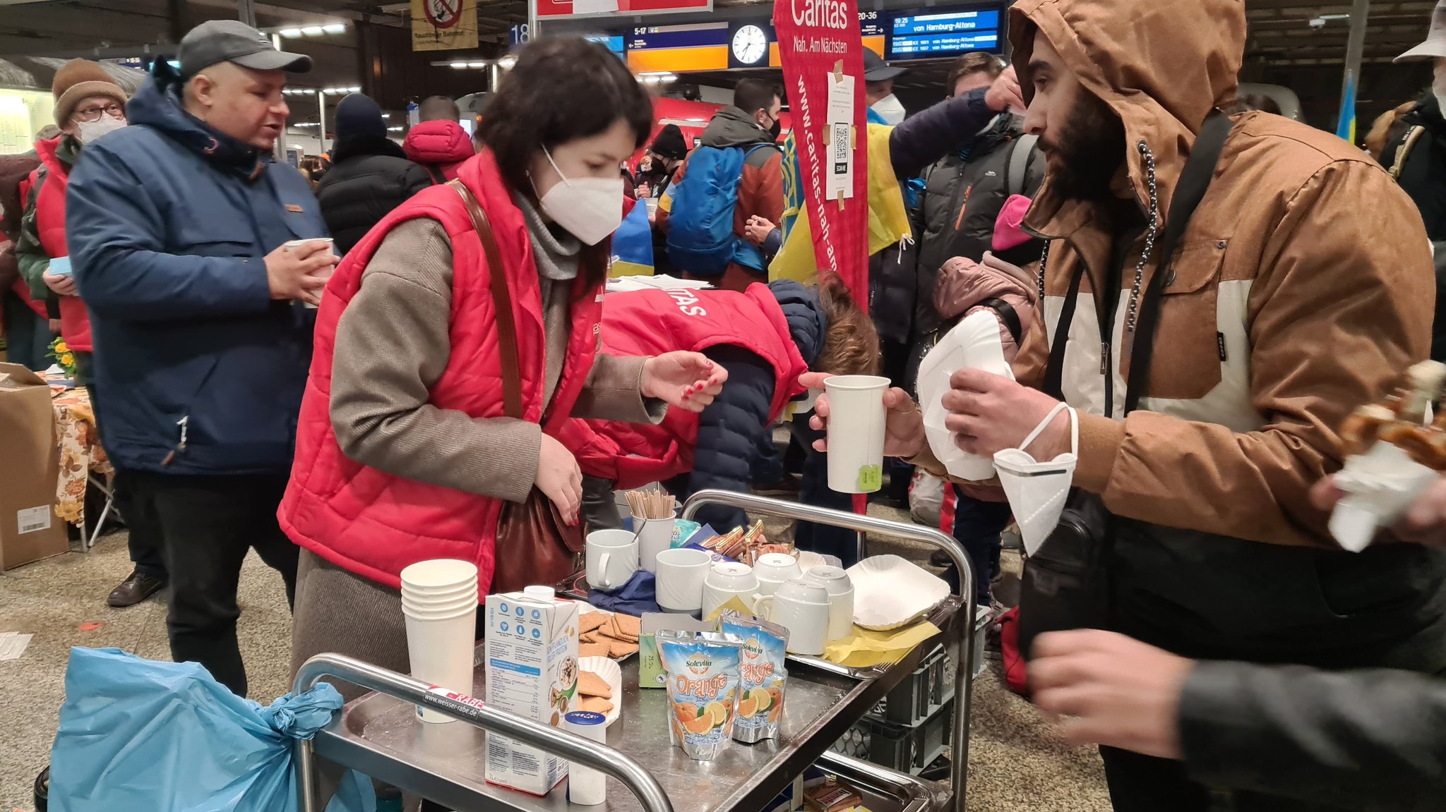 Am Info-Point kümmert sich die Caritas München um die ankommenden Kriegsflüchtlinge aus der Ukraine