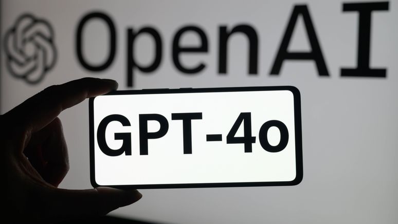 GPT-4o so heißt die neue Version von GPT. Eine Person hält ein Smartphone quer, auf dessen Display "GPT-4o" zu lesen ist. | Bild:Picture Alliance