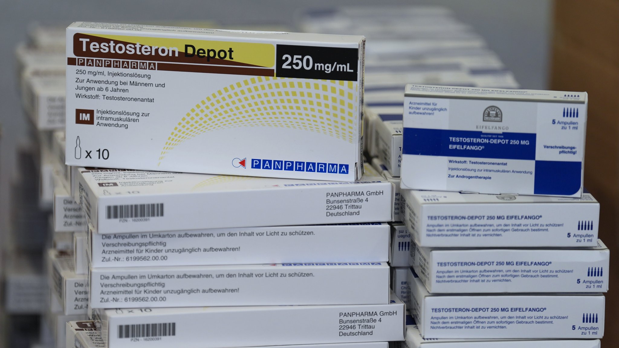 Testosteron wird auf Social Media als Wundermittel für Muskeln, Energie und Libido beworben. Ärzte warnen. Im Bild: Testosteron-Präparate, die das Zollfahndungsamt Hamburg im April 2025 sichergestellt hat. | Bild: picture alliance/dpa | Marcus Brandt Testosteron wird auf Social Media als Wundermittel für Muskeln, Energie und Libido beworben. Ärzte warnen. Im Bild: Testosteron-Präparate, die das Zollfahndungsamt Hamburg im April 2025 sichergestellt hat.