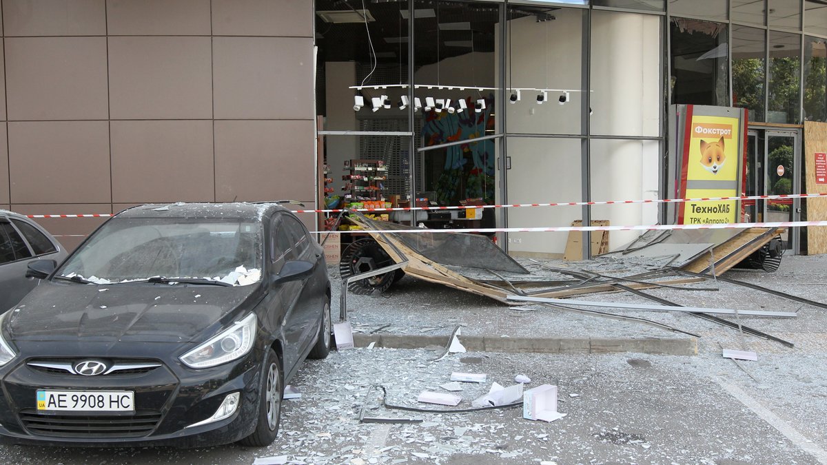 Ein beschädigtes Auto vor einem Einkaufszentrum in Dnipro am Mittwochmorgen, dem 3. Juli, nach einem russischen Raketenangriff. 