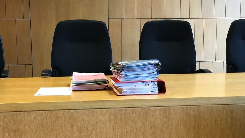 Zu sehen ist ein Aktenstapel | Bild: BR / Christine Haberlander Zu sehen ist ein Aktenstapel