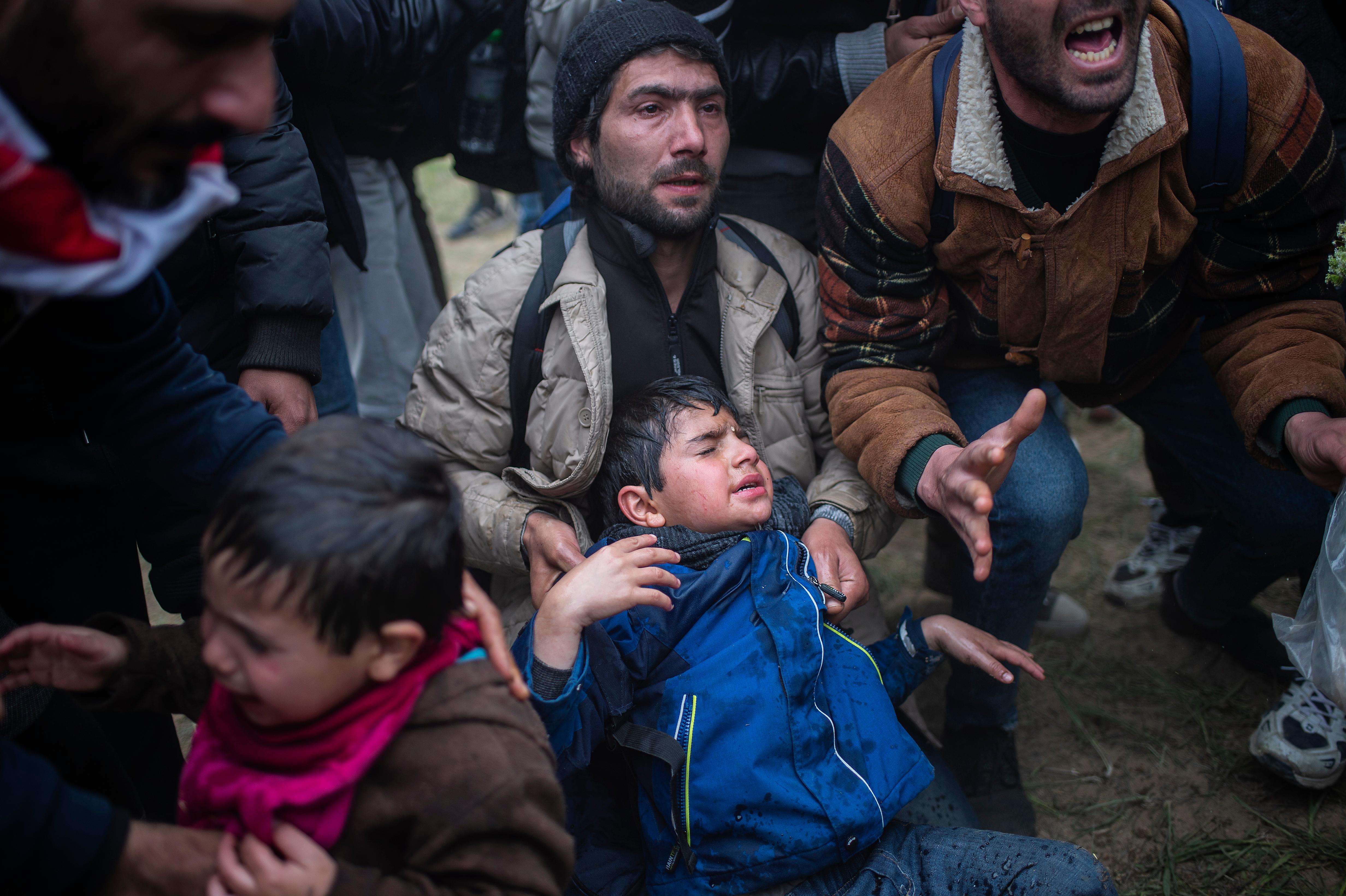 Ein kleiner Junge weint nach dem Einsatz von Tränengas bei Zusammenstößen mit der Polizei nahe einem Flüchtlingslager im Dorf Diavata in der Nähe von Thessaloniki. Rund 2000 Migranten haben am Samstag zum dritten Tag in Folge ihre Absicht verkündet, von der nordgriechischen Hafenstadt Thessaloniki zur rund 60 Kilometer nördlich liegenden Grenze zu Nordmazedonien zu marschieren. Anschließend wollen sie nach Mitteleuropa weiterreisen. (Archivbild: 06.04.2019)