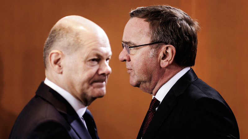 Olaf Scholz (SPD), Bundeskanzler (links), und Boris Pistorius (SPD), Bundesminister der Verteidigung (rechts) | Bild: picture alliance / photothek | Florian Gaertner Olaf Scholz (SPD), Bundeskanzler (links), und Boris Pistorius (SPD), Bundesminister der Verteidigung (rechts)
