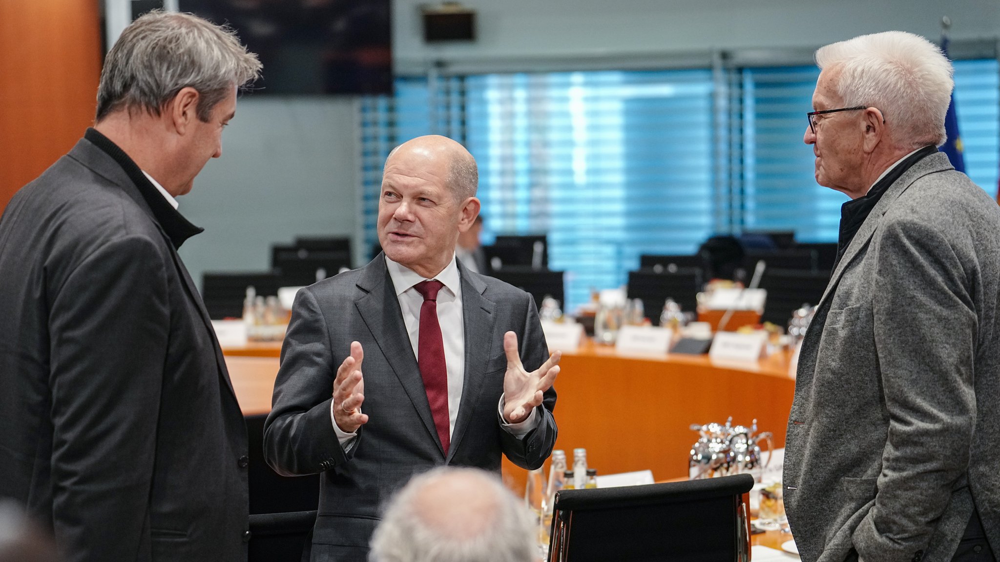 02.11.22: Bundeskanzler Scholz (M.), Bayerns Ministerpräsident Söder (l.) und Baden-Württembergs Regierungschef Kretschmann (r.) in Berlin.