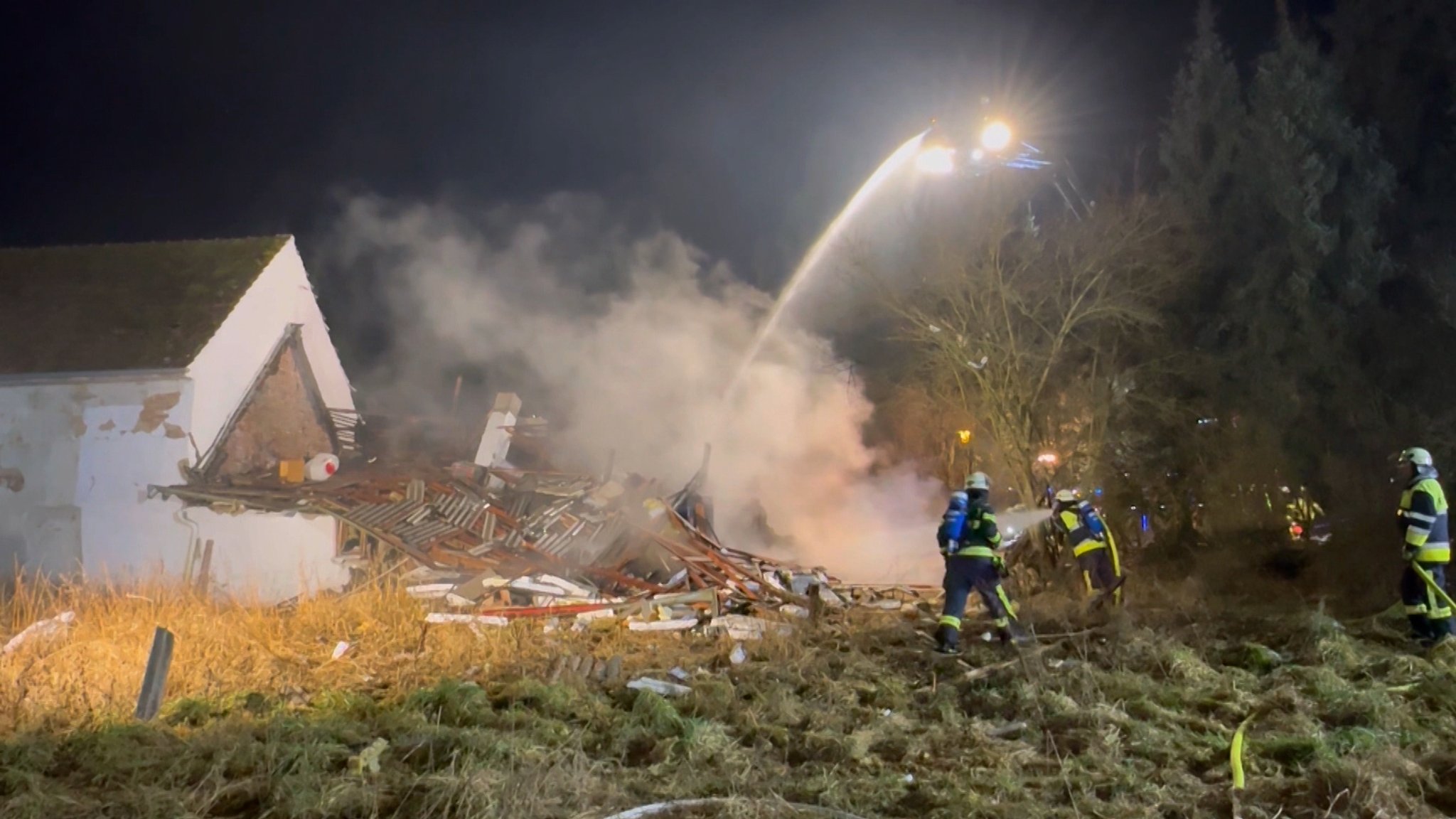 Feuerwehrleute am Unglücksort im Einsatz. | Bild: BR Feuerwehrleute am Unglücksort im Einsatz.