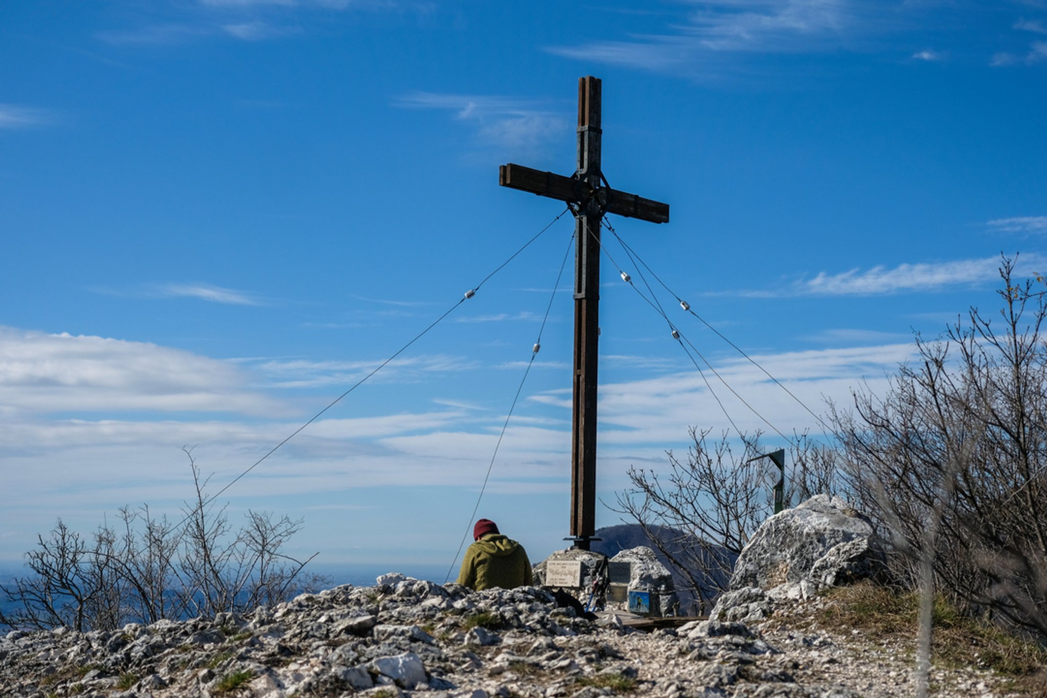 Ein Gipfelkreuz am Berg