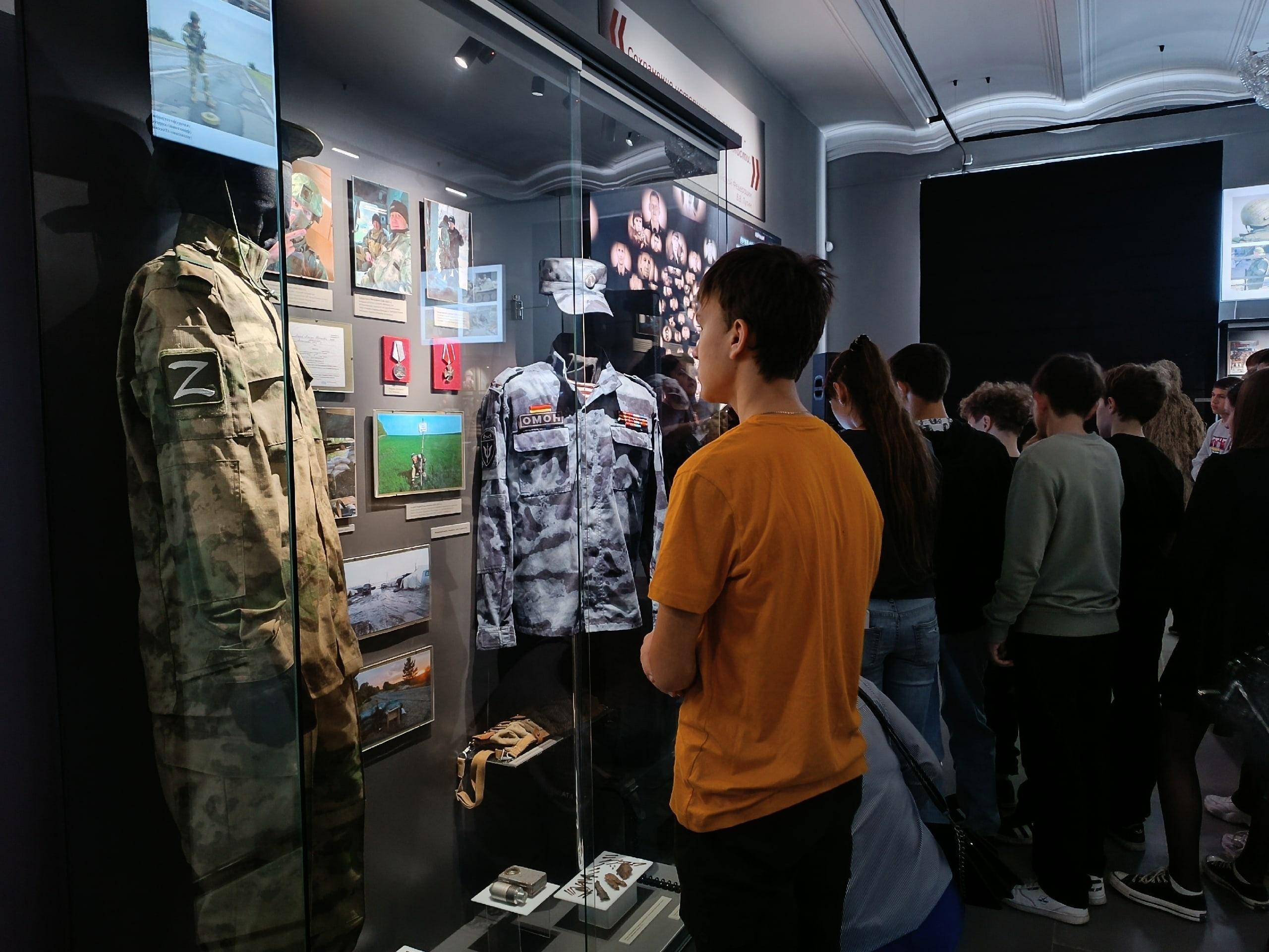 Das Museum in Saratow präsentiert auf seinem Social Kanal VK die jungen Besucher vor den Vitrinen