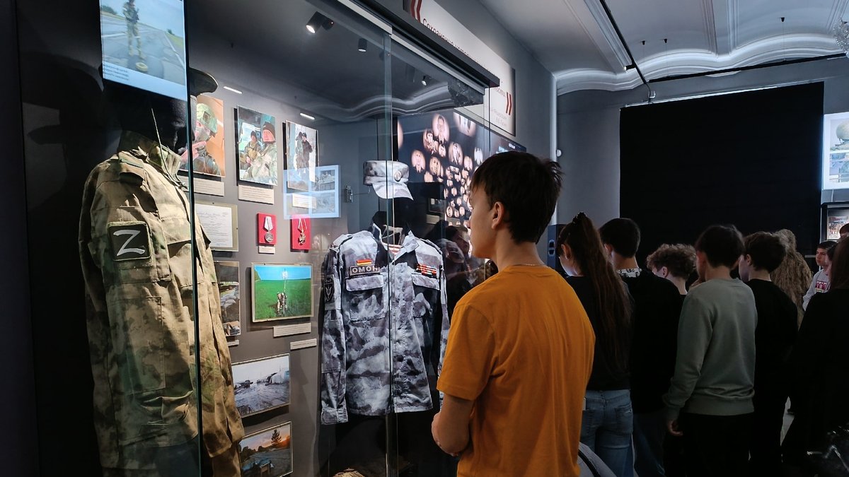 Das Museum in Saratow präsentiert auf seinem Social Kanal VK die jungen Besucher vor den Vitrinen
