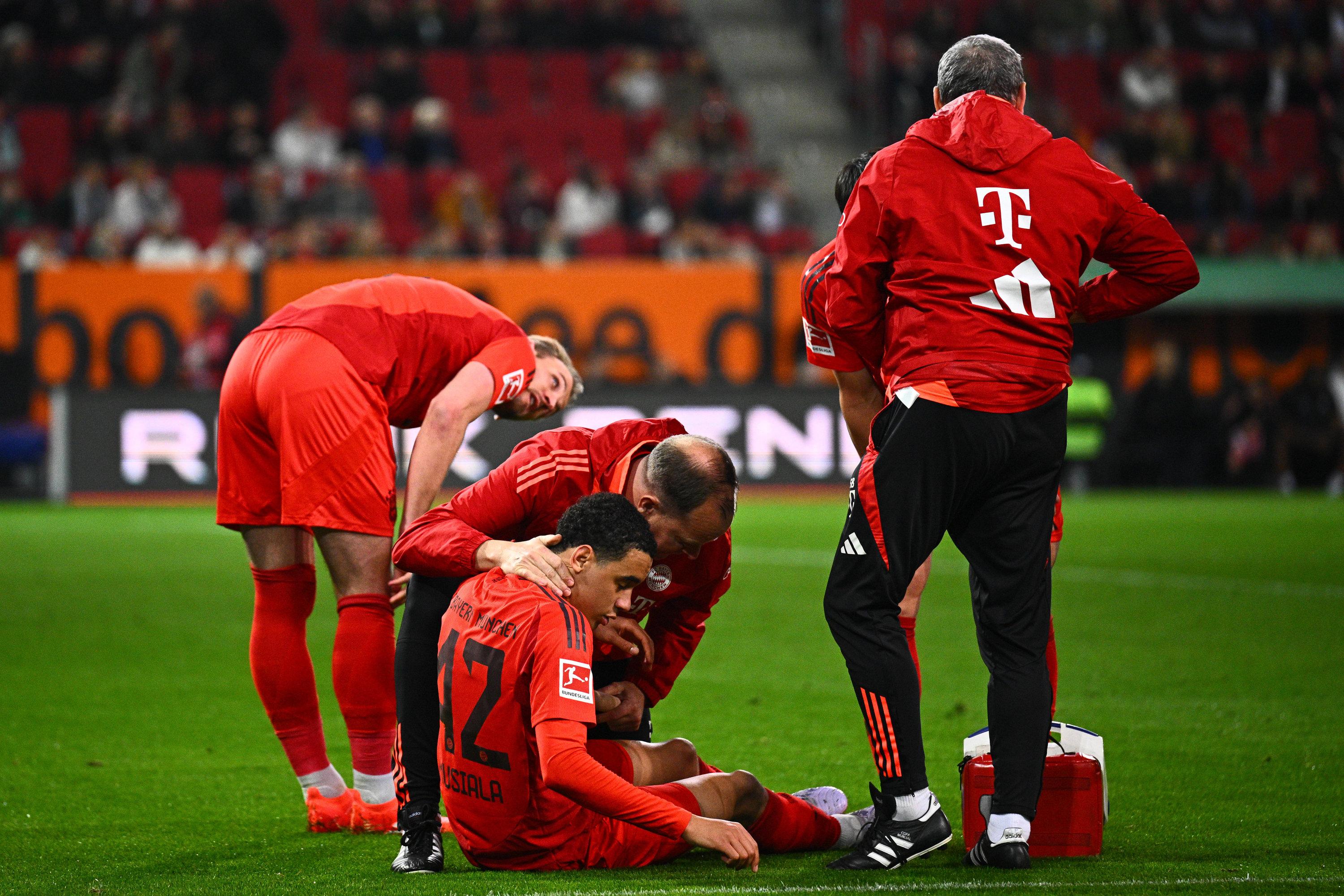 Jamal Musiala verletzt am Boden.