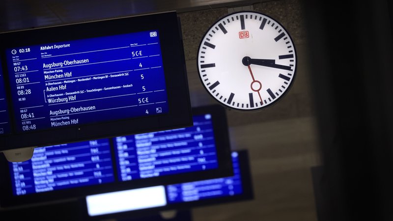 (Symbolbild) Bildschirme zeigen die Abfahrtszeiten verschiedener Züge im Augsburger Hauptbahnhof. | Bild: picture alliance/dpa | Karl-Josef Hildenbrand (Symbolbild) Bildschirme zeigen die Abfahrtszeiten verschiedener Züge im Augsburger Hauptbahnhof.