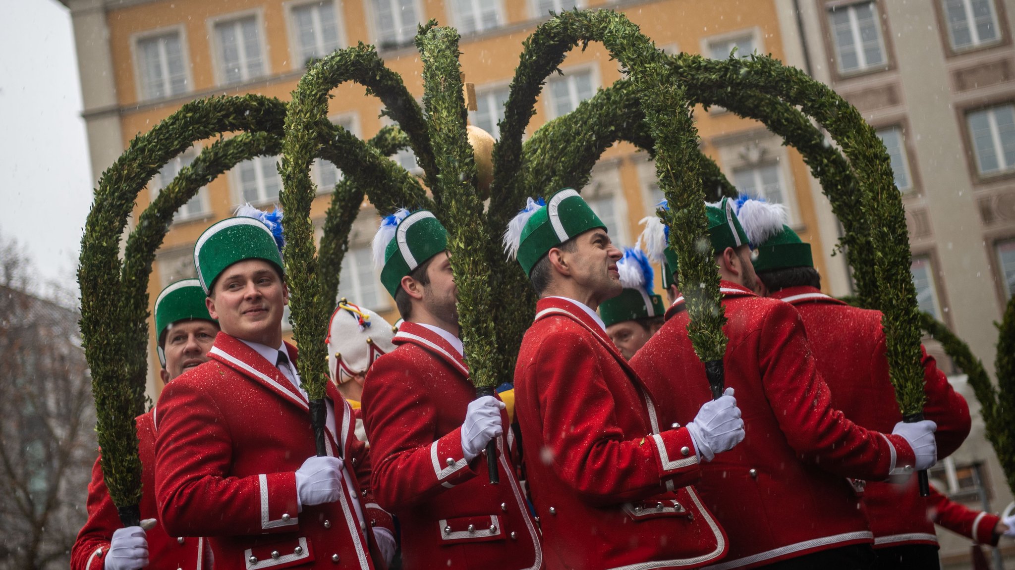 Schäffler in Tracht beim Tanz.