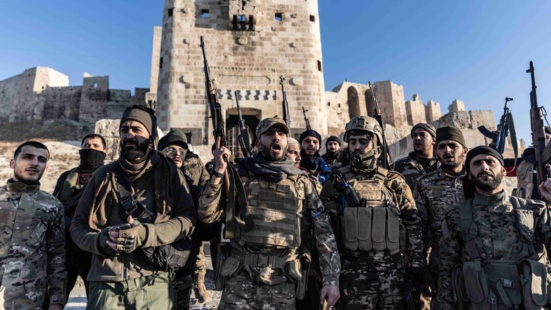 30.11.2024: Oppositionelle Kämpfer in Aleppo | Bild: picture alliance/dpa | Anas Alkharboutli 30.11.2024: Oppositionelle Kämpfer in Aleppo