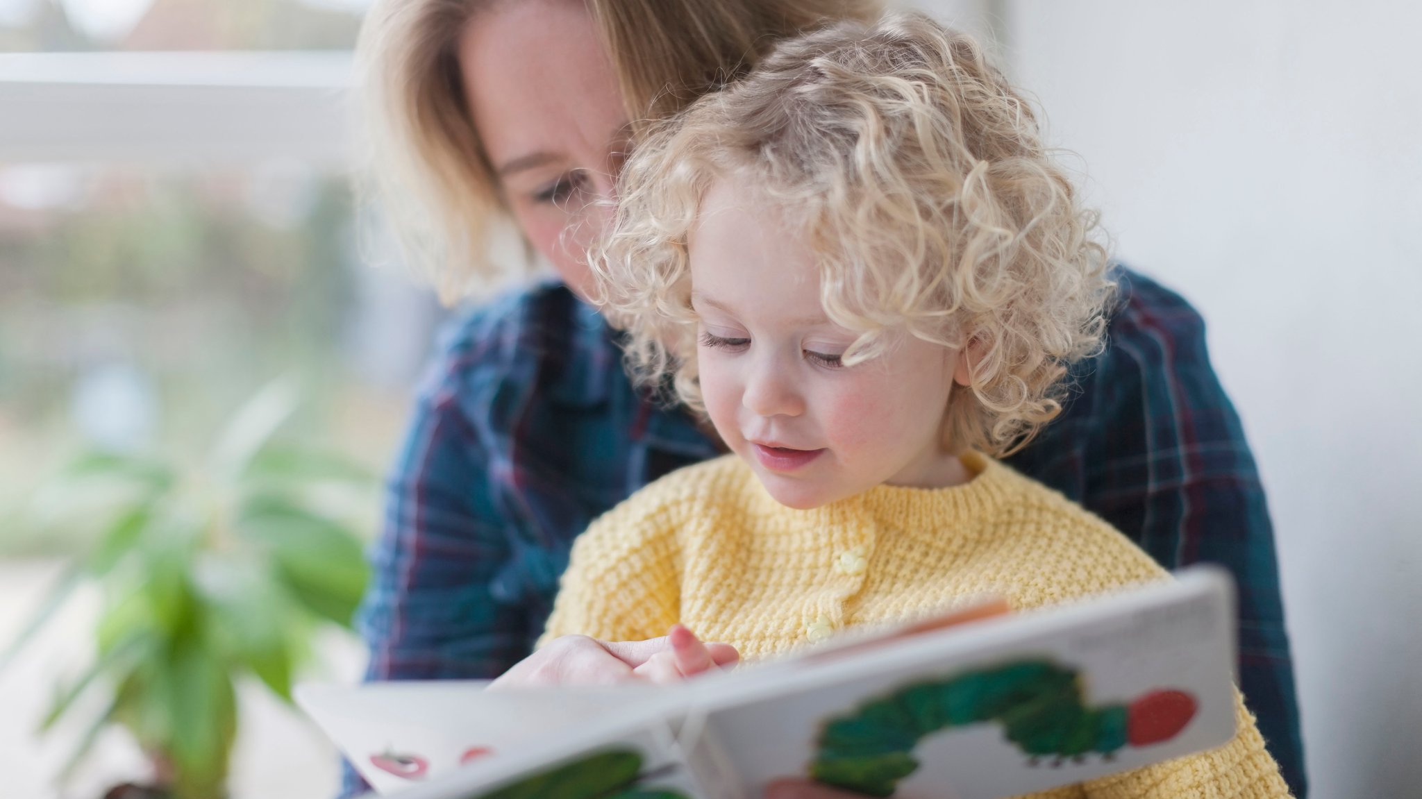 Mutter und Tochter lesen ein Buch