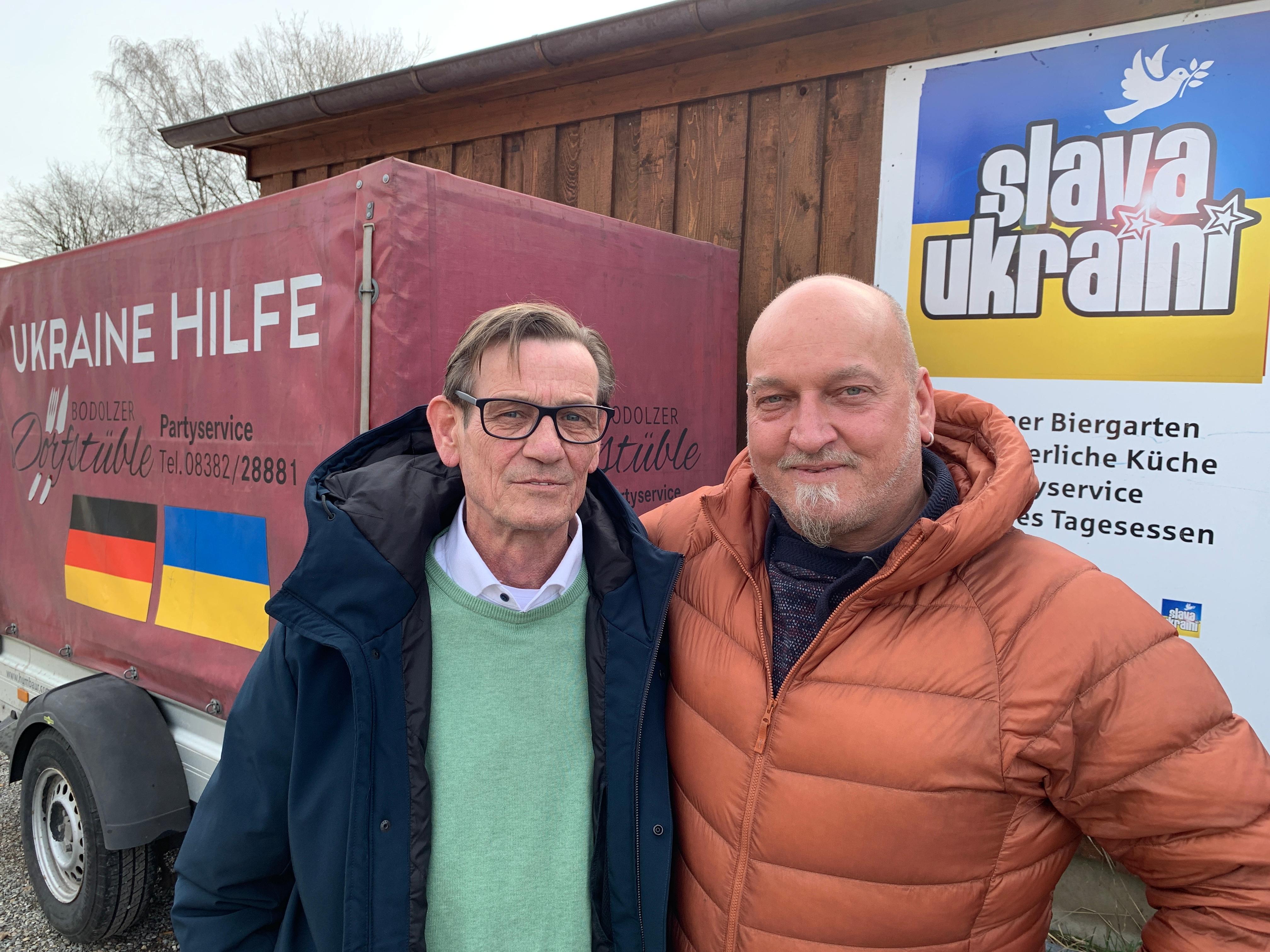 Roland Manz und Ralf Eisenhut organisieren Hilfslieferungen. Demnächst bringen sie eine komplette Küche für eine Schule nach Lemberg.