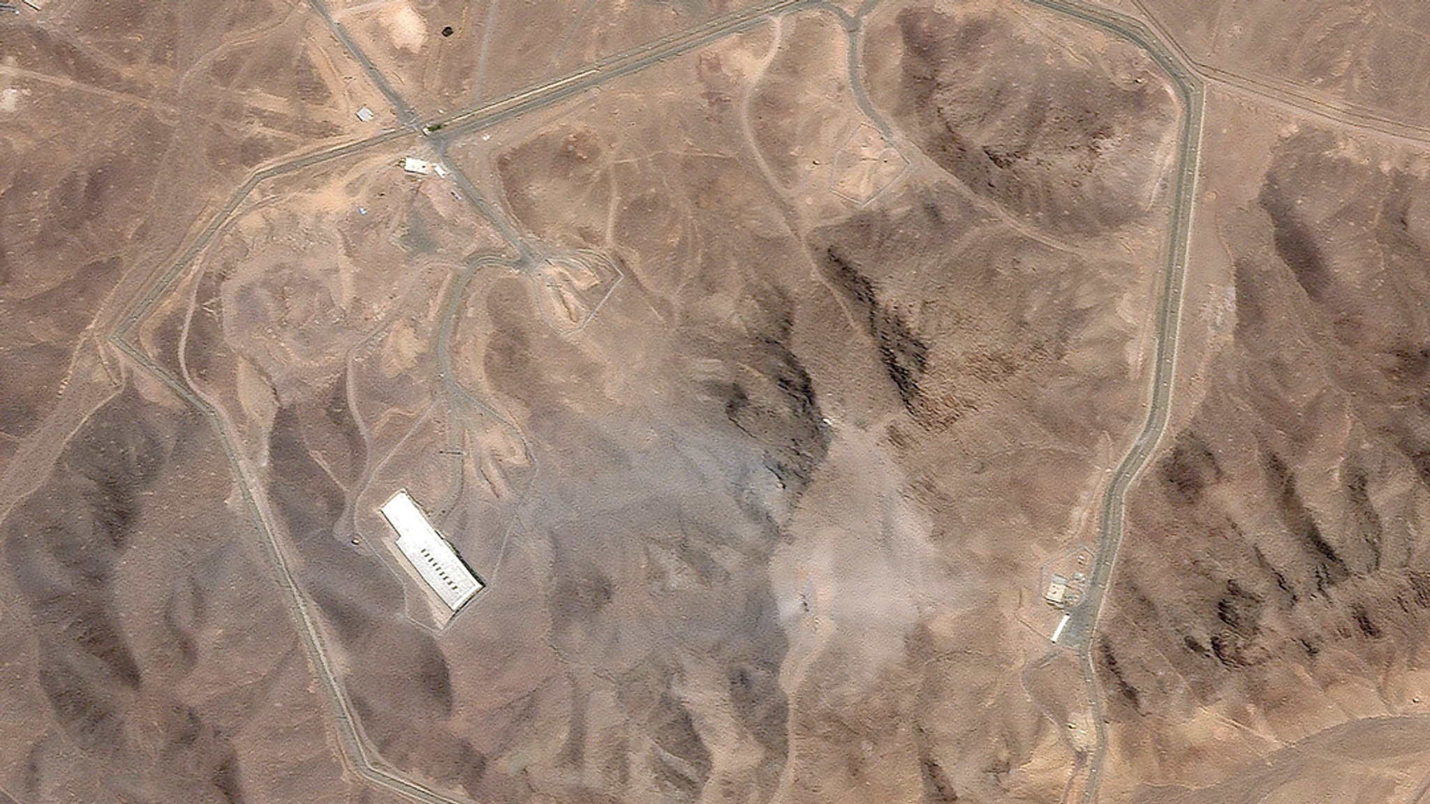 Das Satellitenbild von Planet Labs PBC zeigt die unterirdische iranische Atomanreicherungsanlage in Fordo nach einem US-Luftangriff auf die Anlage am 22. Juni 2025. Zu sehen ist ein Gebäude in einer Wüstenlandschaft und eine dünne Rauchsäule. | Bild: dpa-Bildfunk/Planet Labs PBC Das Satellitenbild von Planet Labs PBC zeigt die unterirdische iranische Atomanreicherungsanlage in Fordo nach einem US-Luftangriff auf die Anlage am 22. Juni 2025. Zu sehen ist ein Gebäude in einer Wüstenlandschaft und eine dünne Rauchsäule.