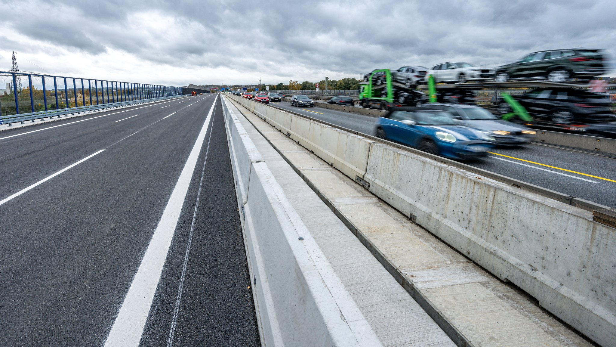 Die neu ausgebaute Autobahn bei Burgweinting: Ab sofort rollt der Verkehr auf sechs Spuren.