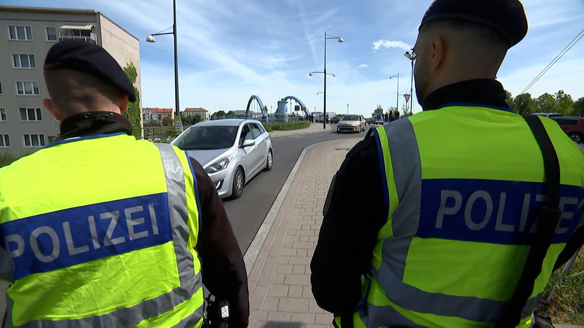 Der neue Bundesinnenminister hat verstärkte Kontrollen an den Grenzen und mehr Zurückweisungen von Migranten angekündigt.