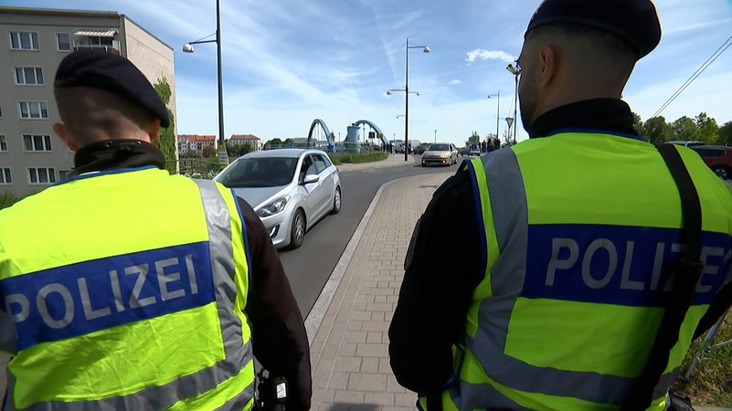 Der neue Bundesinnenminister hat verstärkte Kontrollen an den Grenzen und mehr Zurückweisungen von Migranten angekündigt. | Bild: Bayerischer Rundfunk 2025 Der neue Bundesinnenminister hat verstärkte Kontrollen an den Grenzen und mehr Zurückweisungen von Migranten angekündigt.