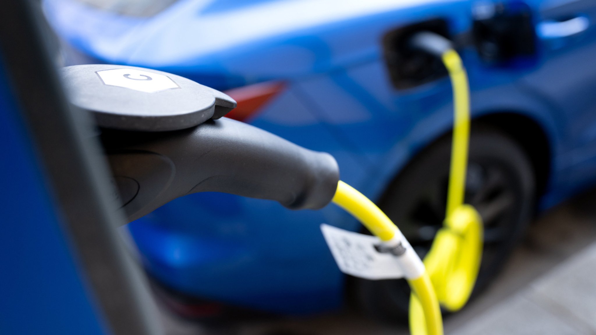 Ein Elektroauto wird geladen | Bild: dpa/Sven Hoppe Ein Elektroauto wird geladen