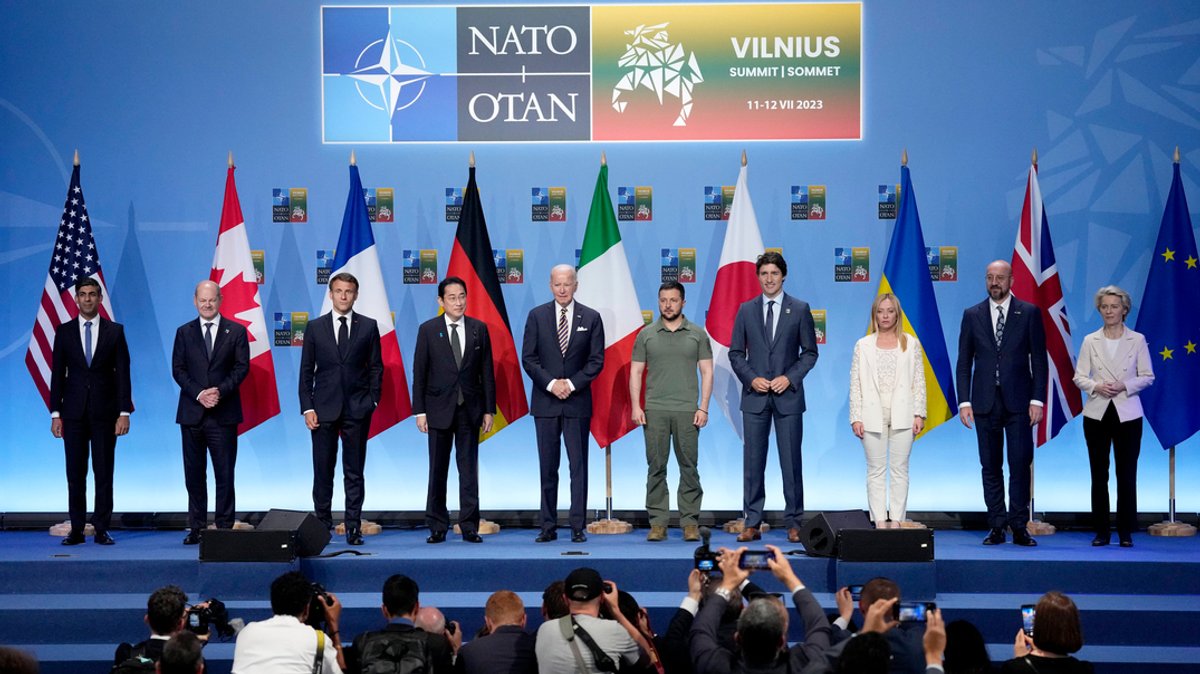 Spitzenpolitiker bei einer Pressekonferenz während des Nato-Gipfels