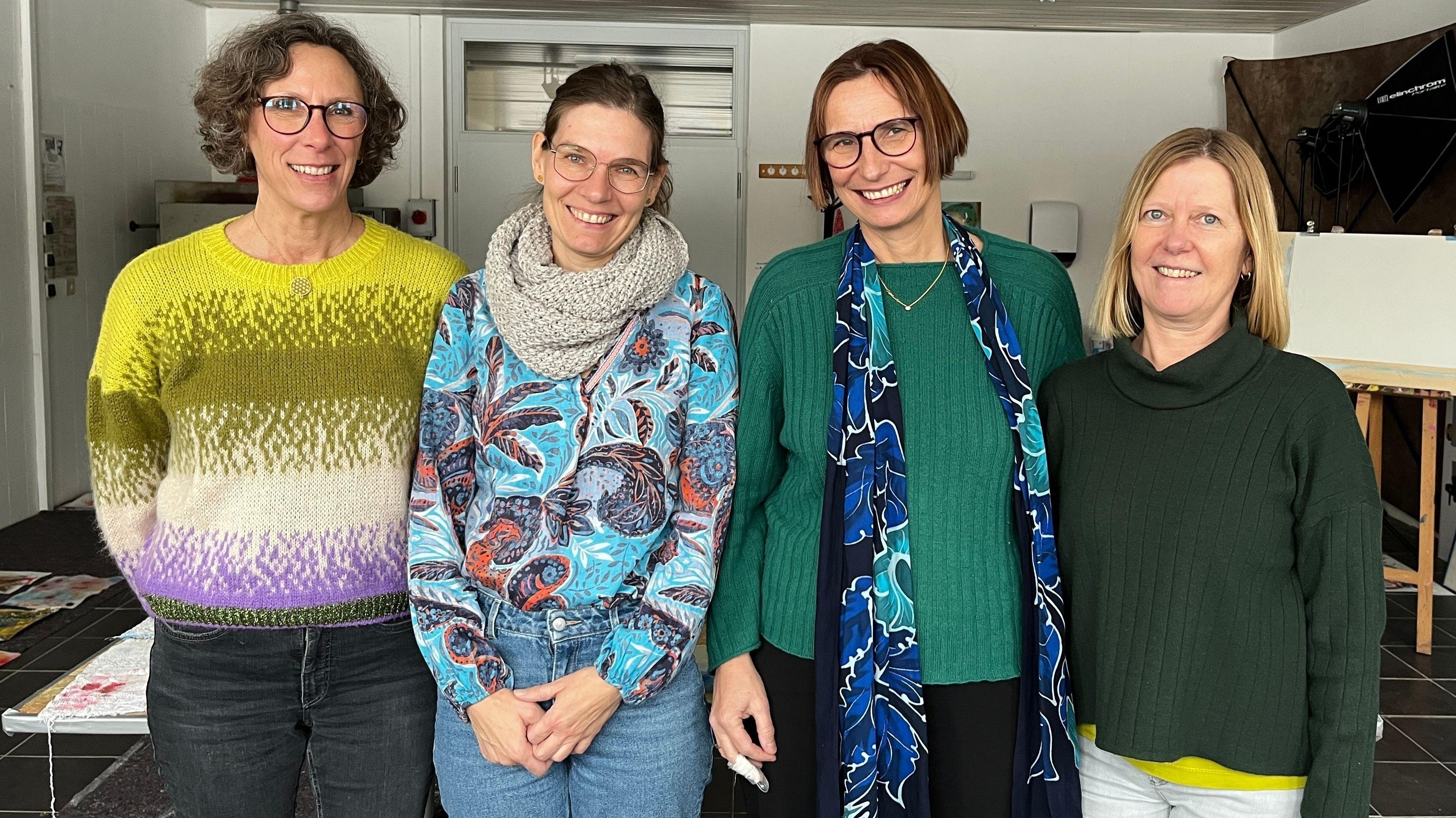 Vier Frauen stehen in einem Kunstraum.