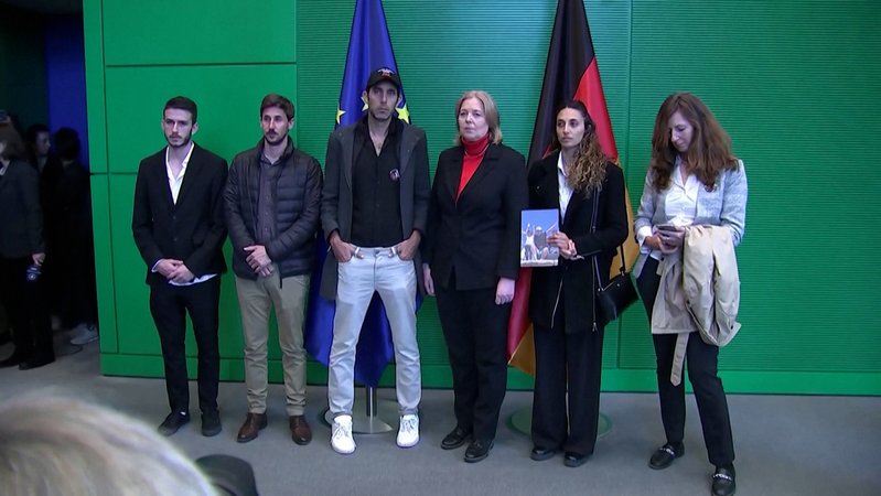 Die Bundestagspräsidentin Bärbel Bas (SPD) hat sich mit Angehörigen deutscher Staatsbürger getroffen, die von der Hamas entführt wurden. 