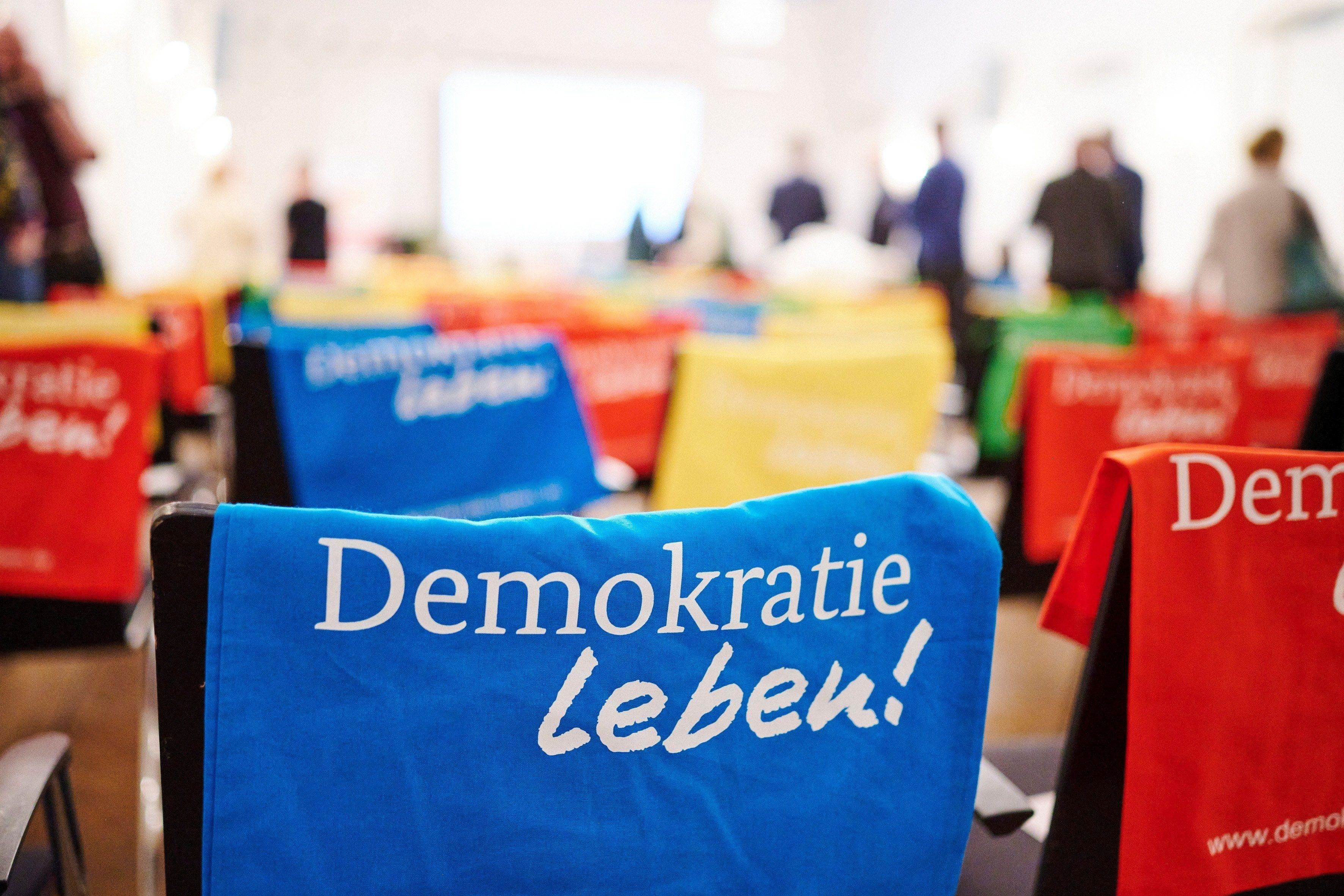 Blauer Stoff mit der Aufschrift "Demokratie leben!"