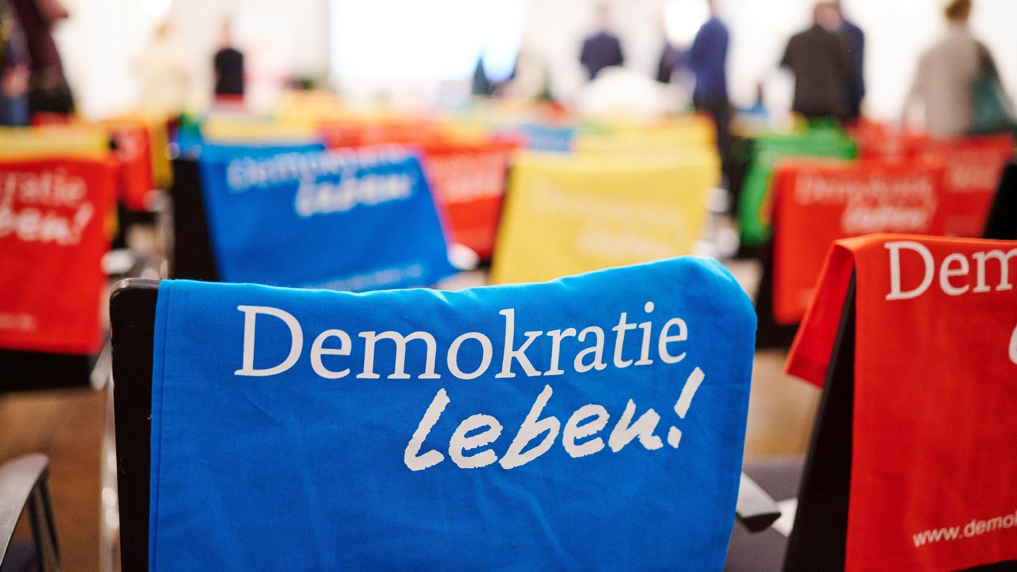 Blauer Stoff mit der Aufschrift "Demokratie leben!"