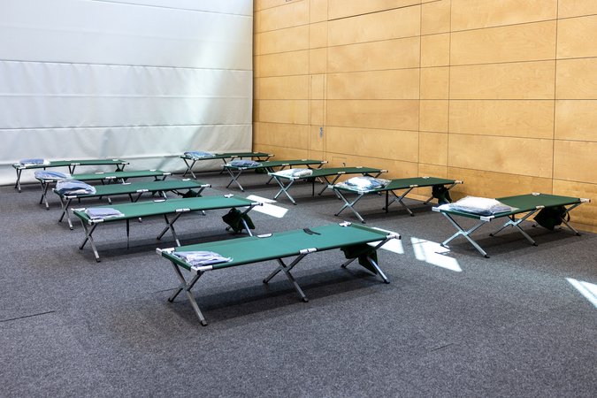 Feldbetten in einer Turnhalle (Symbolbild) | Bild: picture alliance / Eibner-Pressefoto / Eibner-Pressefoto / Ardan Fuessman Feldbetten in einer Turnhalle (Symbolbild)