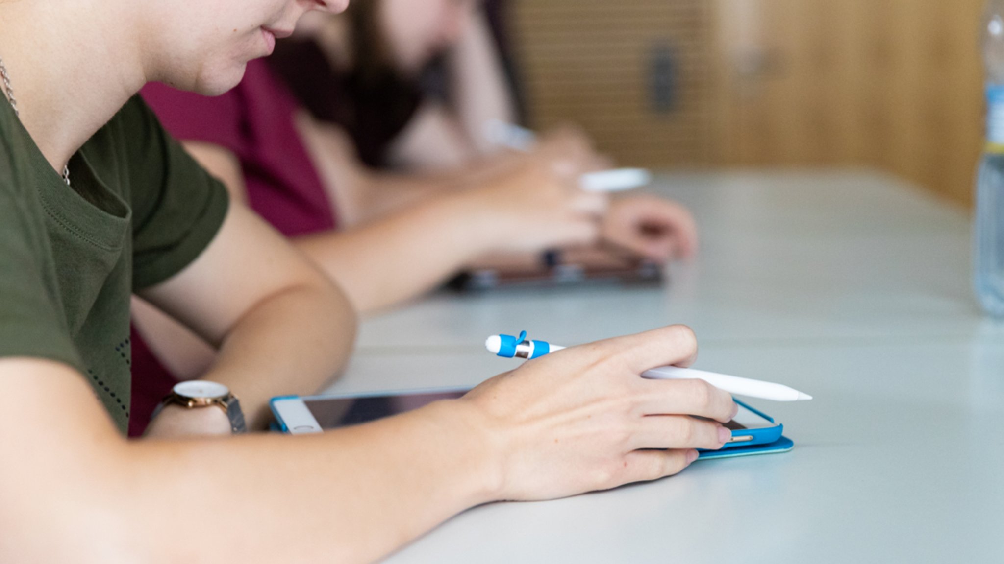 Schüler beim digitalen Unterricht in einer iPad-Klasse.