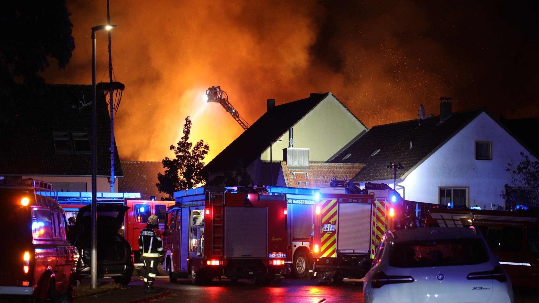 Chaos beim Stallbrand – Panelhänger soll im Kreis Hof helfen