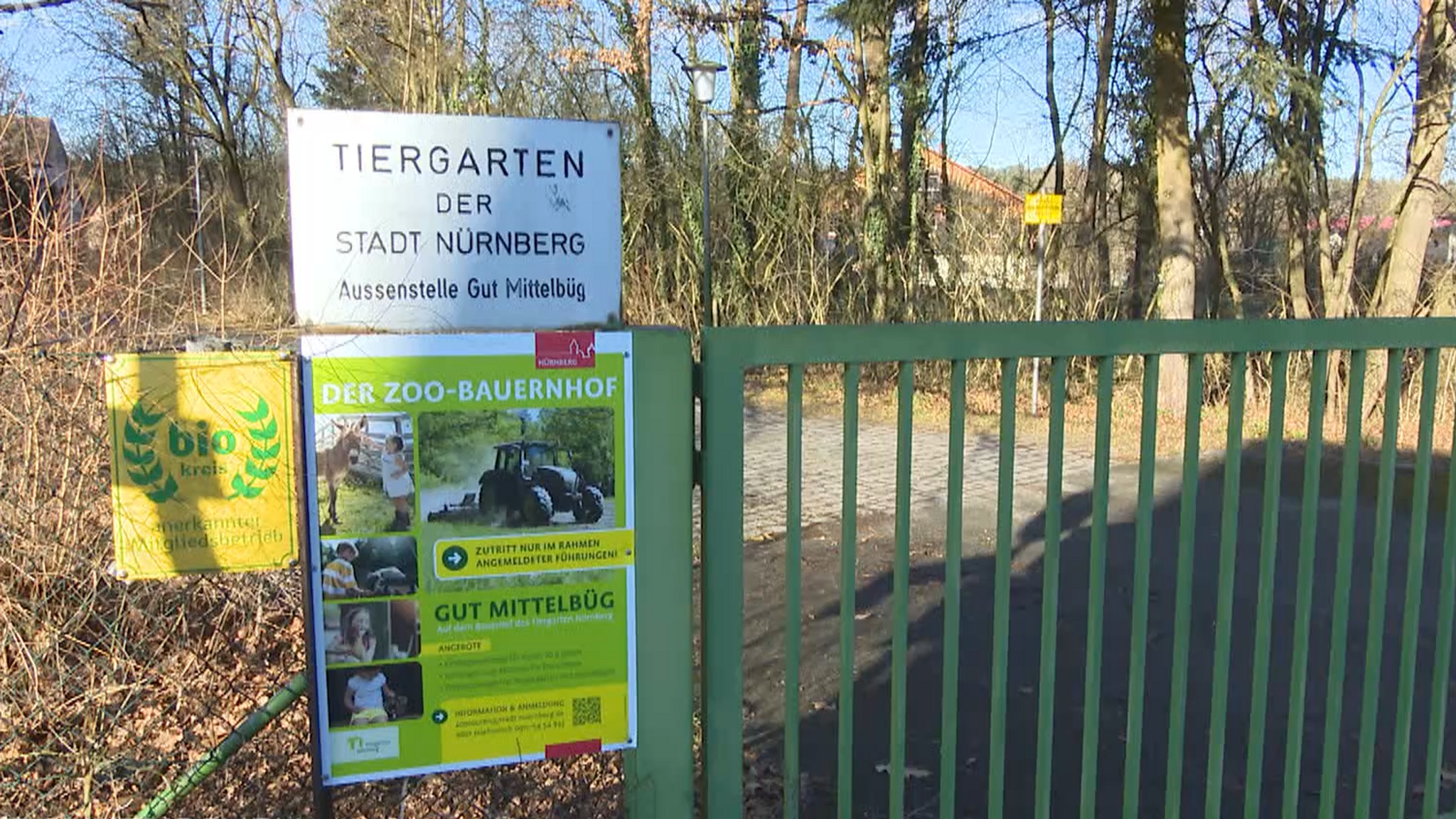 Beschriftetes Schild vom Tiergarten Nürnberg