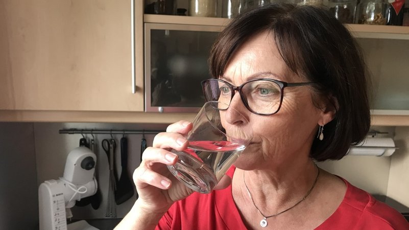 Carmen Seehuber trinkt ein Glas Leitungswasser.