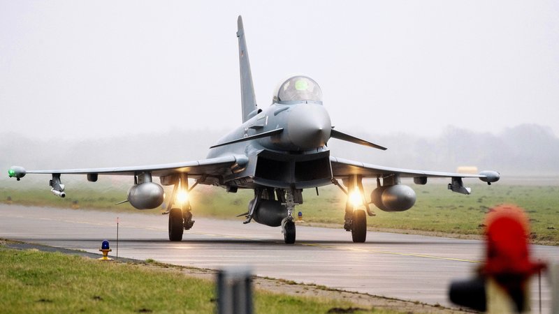 Ein Kampfflugzeug vom Typ Eurofighter Typhoon der Luftwaffe fährt am Fliegerhorst Wittmundhafen in Niedersachsen über das Rollfeld. Künftig sollen die Maschinen auch in Malbork in Polen stehen. | Bild: dpa-Bildfunk/Hauke-Christian Dittrich Ein Kampfflugzeug vom Typ Eurofighter Typhoon der Luftwaffe fährt am Fliegerhorst Wittmundhafen in Niedersachsen über das Rollfeld. Künftig sollen die Maschinen auch in Malbork in Polen stehen.