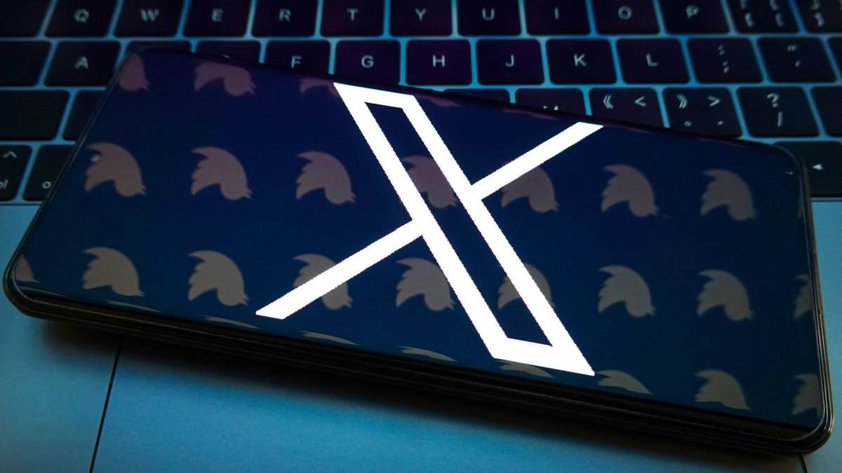 Auf einem Smartphone ist das neue X-Logo zu sehen, das den bisherigen Twitter-Vogel überdeckt.
