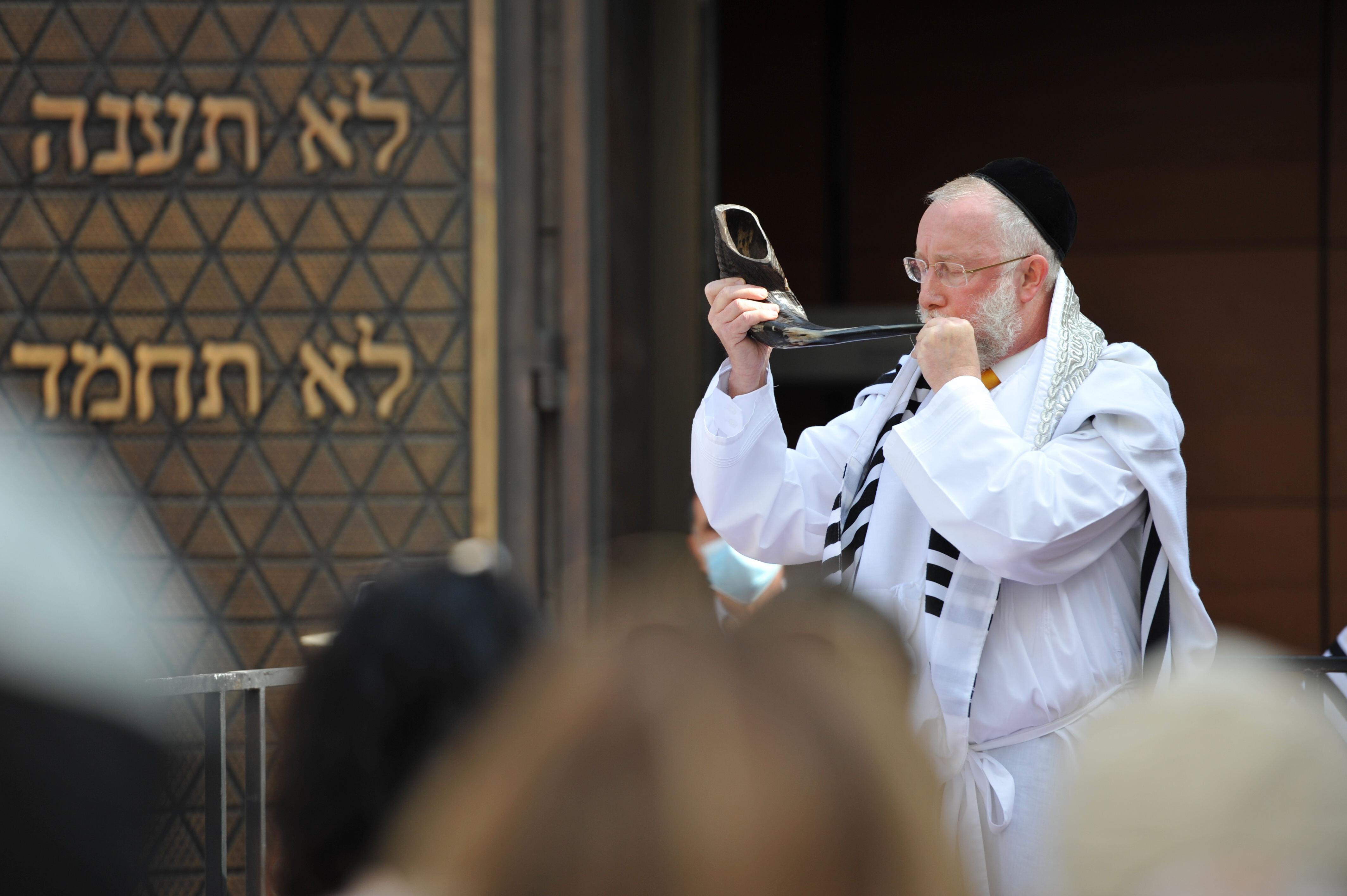 Rabbiner Shmuel Aharon bläst am St.-Jakobs-Platz vor der Ohel-Jakob-Synagoge in München das Schofar-Horn.
