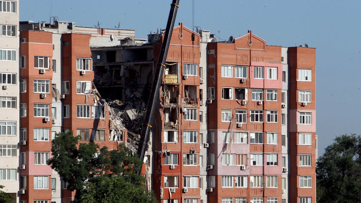 29.06.2024, Ukraine, Dnipro: Ein Kran wird bei Such- und Rettungsarbeiten in einem Wohnblock eingesetzt, der von einer russischen Rakete getroffen wurde. Bei dem Einschlag ist mindestens ein Mensch getötet worden, weitere wurden verletzt. Foto: -/Ukrinform/dpa +++ dpa-Bildfunk +++