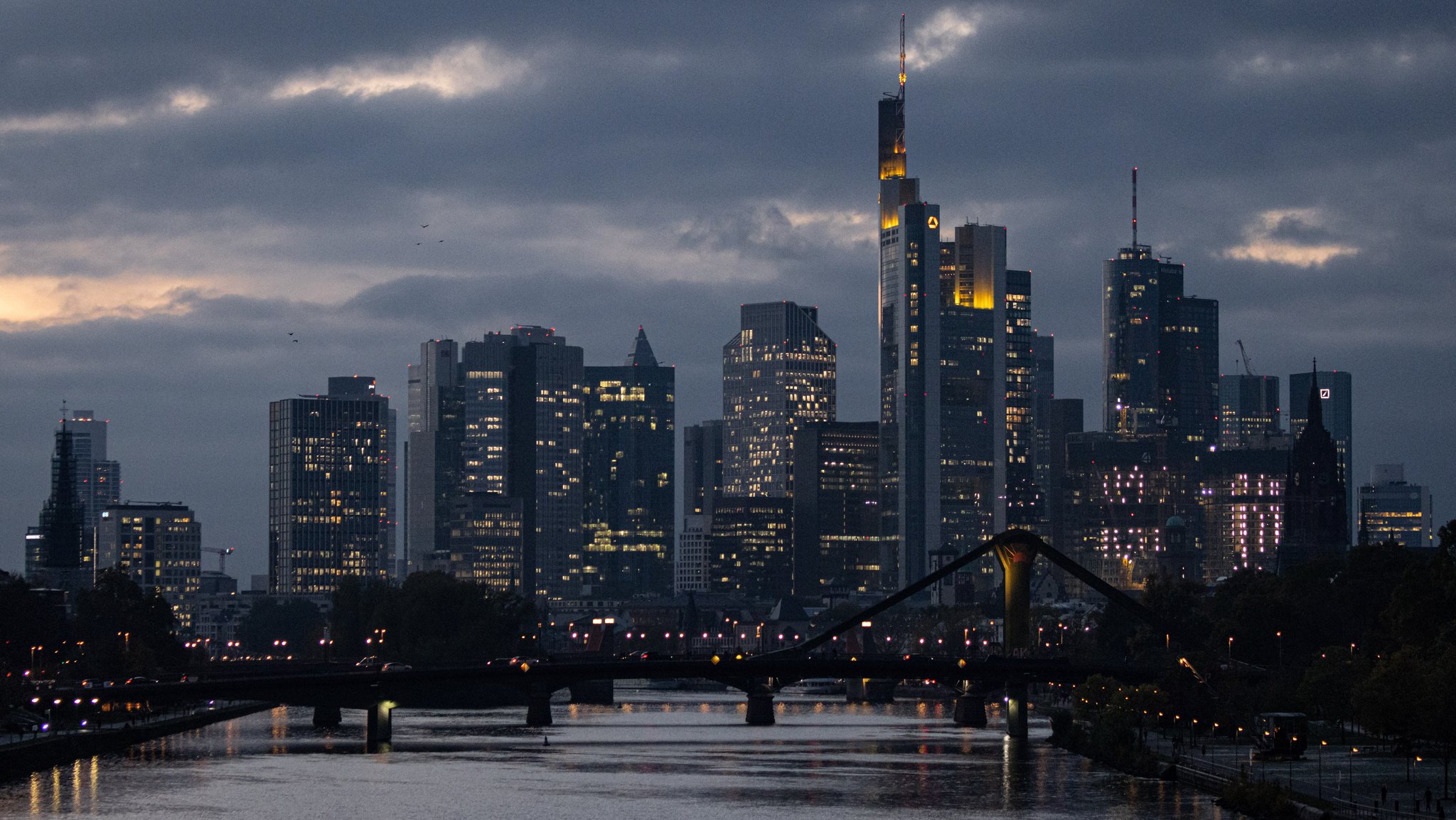 Düstere Wolken über der Frankfurter Bankenskyline