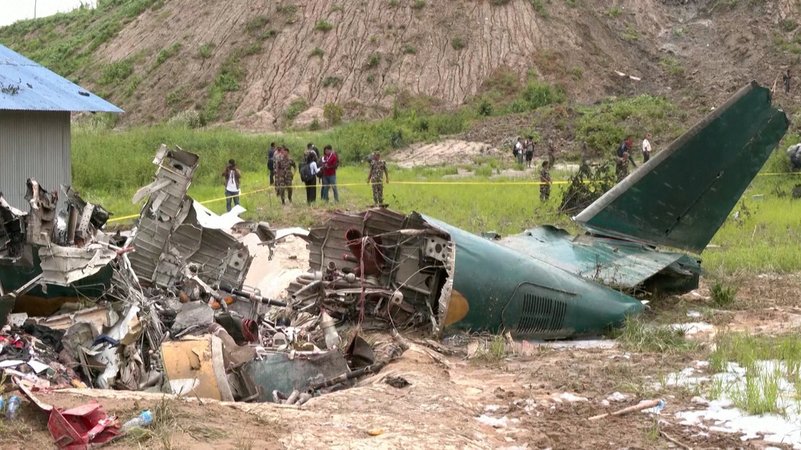 Das völlig zerstörte Flugzeugwrack auf dem internationalen Flughafen Tribhuvan in der nepalesischen Hauptstadt Kathmandu. | Bild: BR Das völlig zerstörte Flugzeugwrack auf dem internationalen Flughafen Tribhuvan in der nepalesischen Hauptstadt Kathmandu.