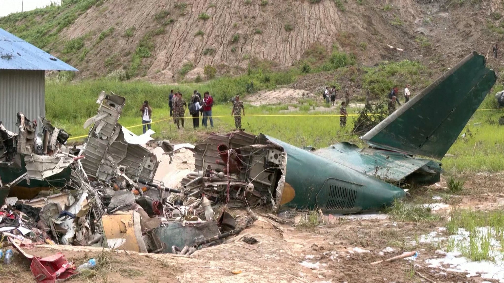 Das völlig zerstörte Flugzeugwrack auf dem internationalen Flughafen Tribhuvan in der nepalesischen Hauptstadt Kathmandu.