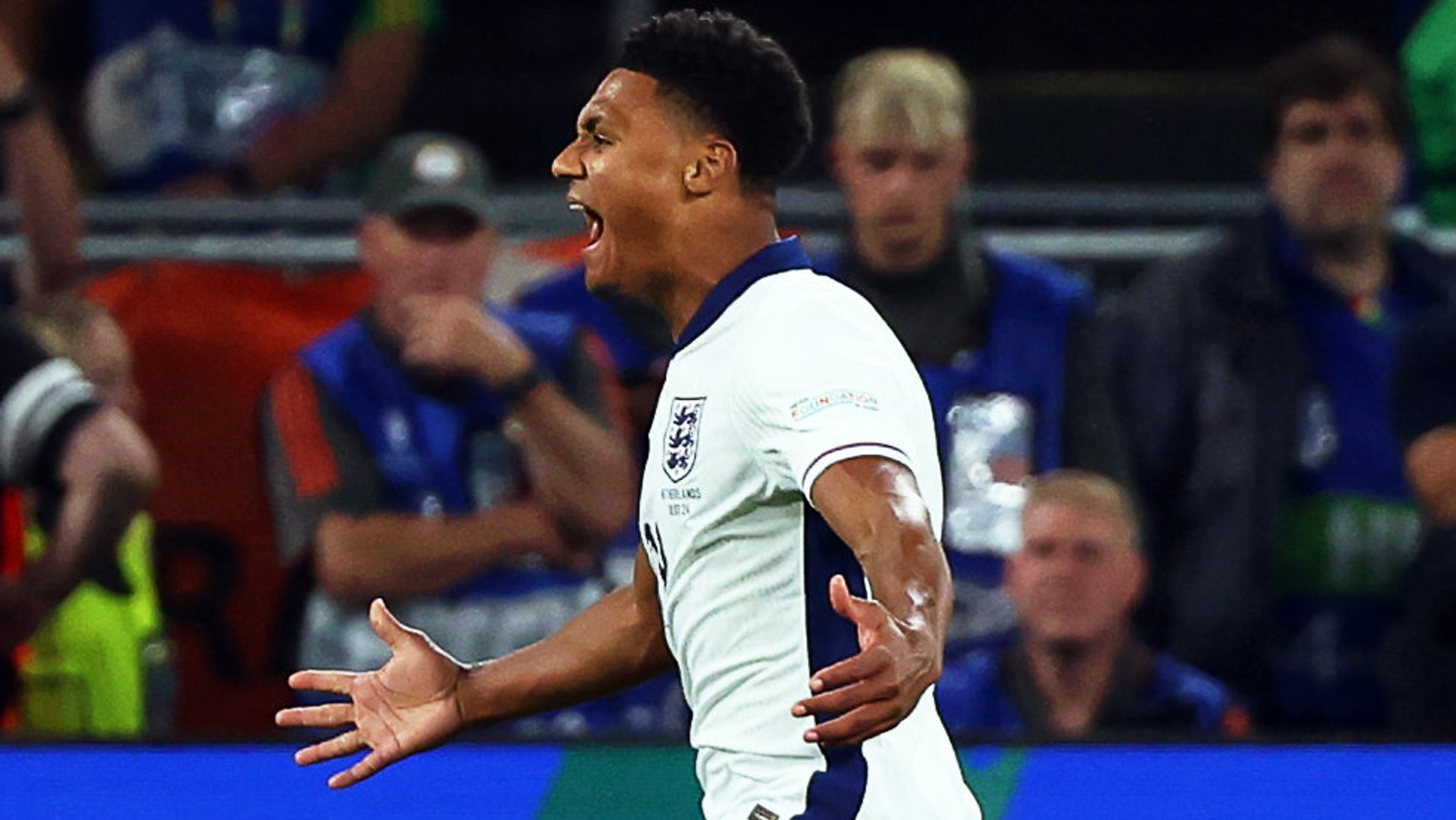 10.07.2024, Nordrhein-Westfalen, Dortmund: Fußball, UEFA Euro 2024, EM, Niederlande - England, Finalrunde, Halbfinale, Stadion Dortmund, Englands Ollie Watkins jubelt über seinen Treffer zum 2:1. 