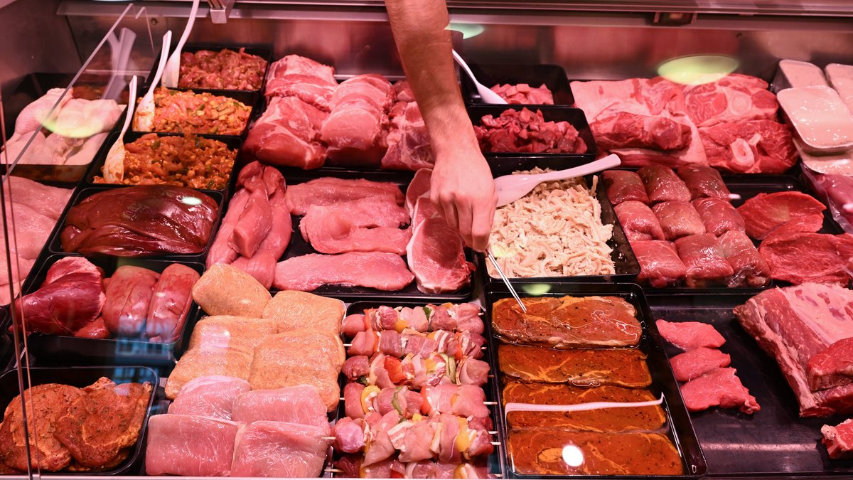 Eine Fleischtheke im Supermarkt zeigt unterschiedliche Fleischwaren in der Auslage.