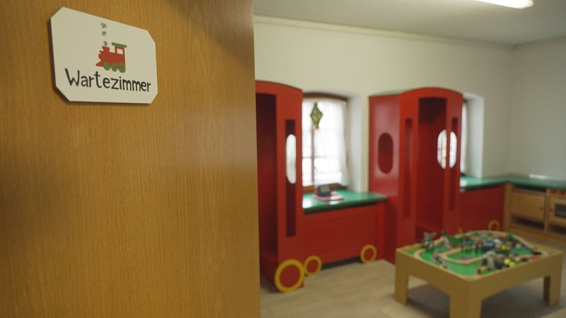 Voll eingerichtetes Wartezimmer einer Kinderarztpraxis, die verschenkt werden soll. | Bild: BR/Mathias Flasskamp Voll eingerichtetes Wartezimmer einer Kinderarztpraxis, die verschenkt werden soll.