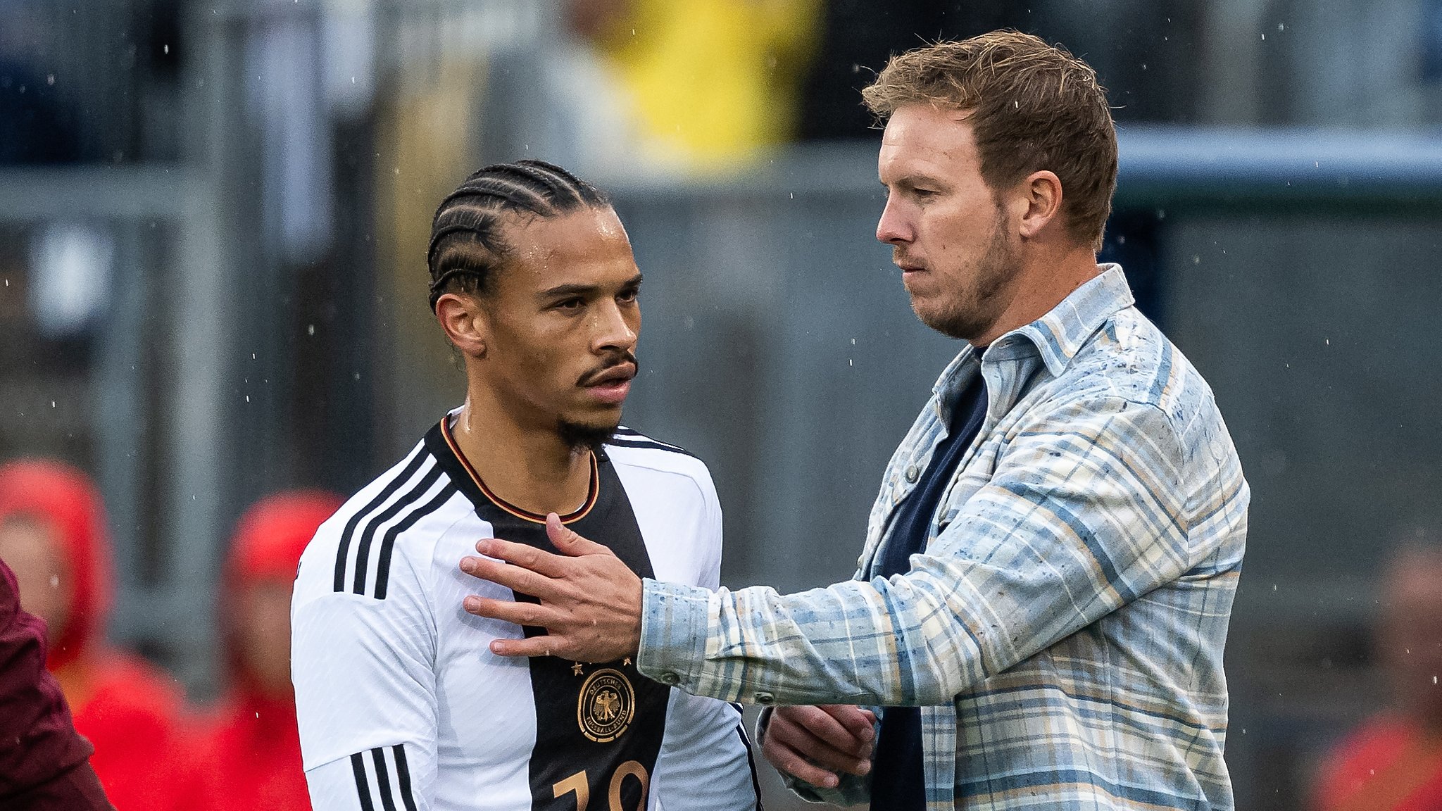 Bundestrainer Julian Nagelsmann mit Leroy Sané