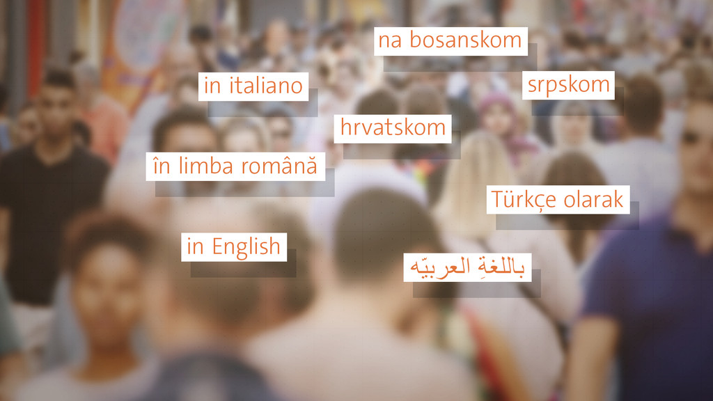 Menschenmenge mit Schriftzügen in verschiedenen Sprachen