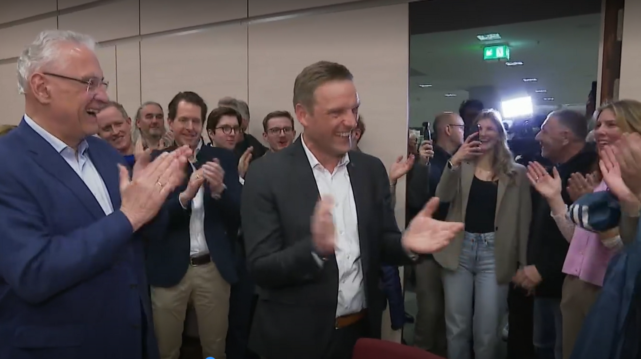 Jörg Volleth (CSU) neben Joachim Herrmann, kurz nach der Ergebnisverkündung in Erlangen. 